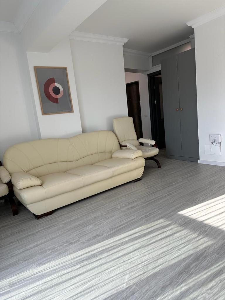 Cozy Holidays In Center Of Suceava Esplanada Exterior foto